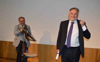 O académico da RAGC Antonio Rigueiro recibe a Insignia de Ouro da Universidade de Santiago