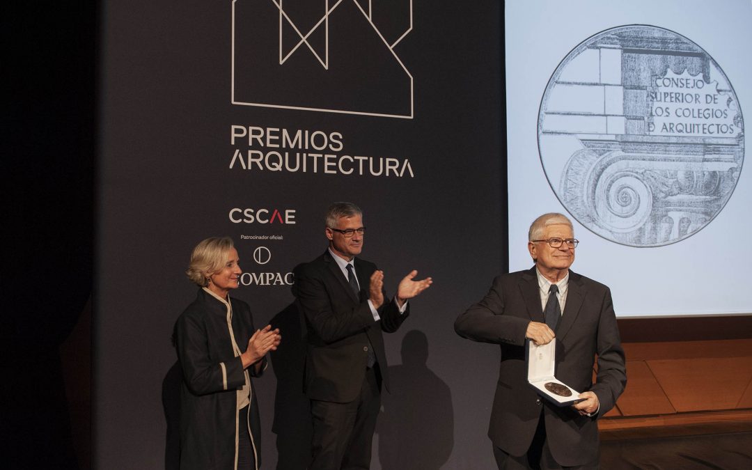 O académico César Portela recibe a Medalla de Oro de la Arquitectura